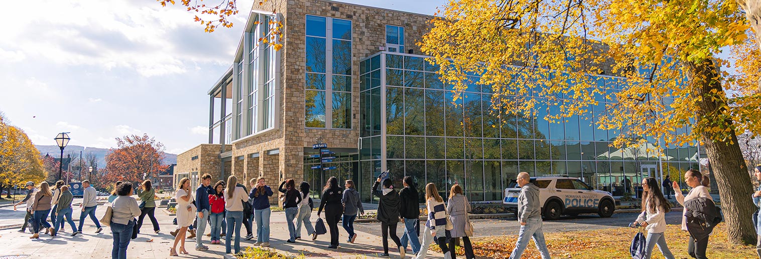 Families walking in front of HUB during Fall Open House