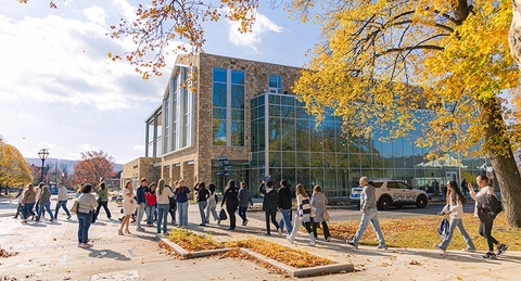 Families walking in front of HUB during Fall Open House